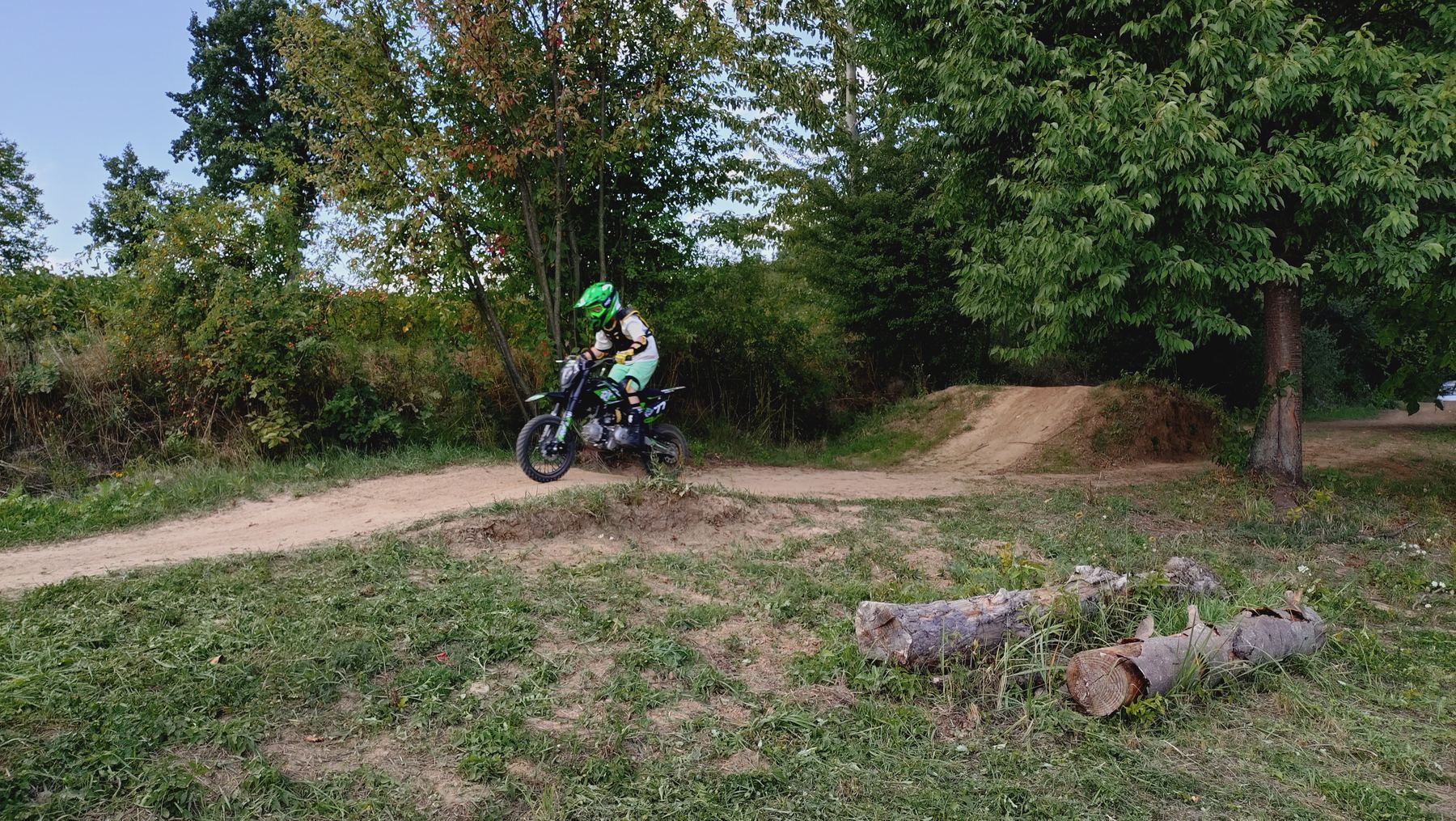 Cross na hopce na torze Max Moto