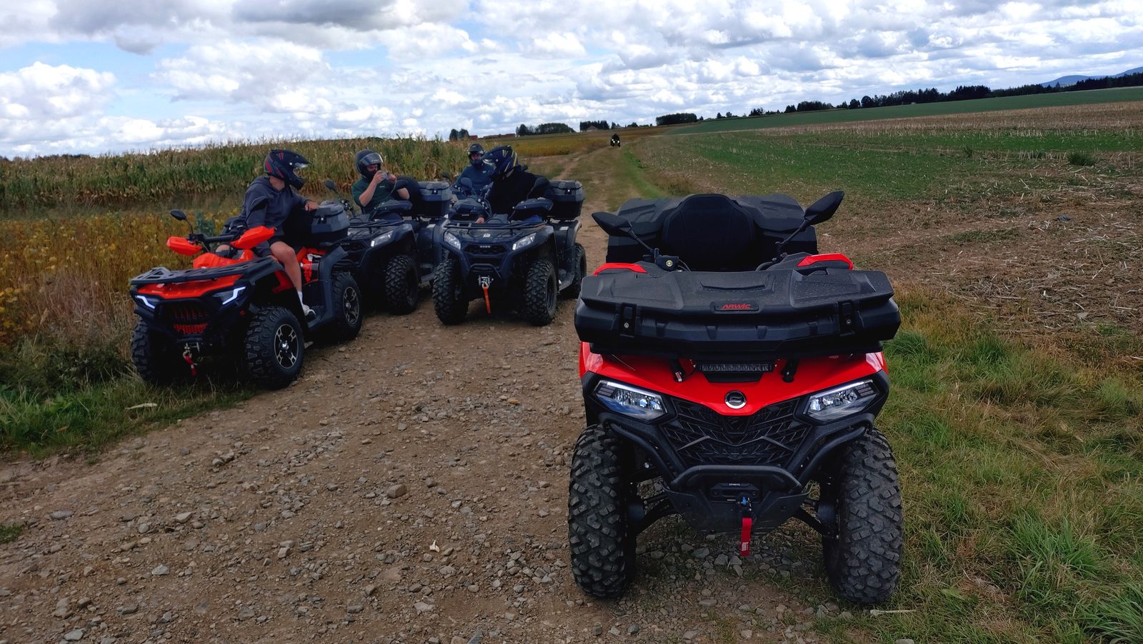Quady 4×4 z kierowcami na polnej drodze w okolicach Głowienki