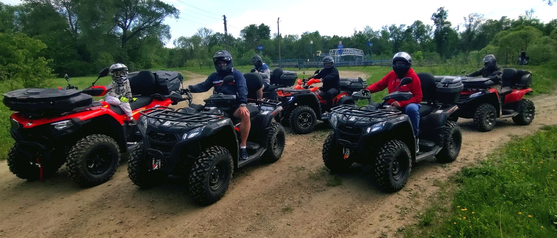 Grupa kierowców na quadach 4×4 podczas wyprawy z Max Moto