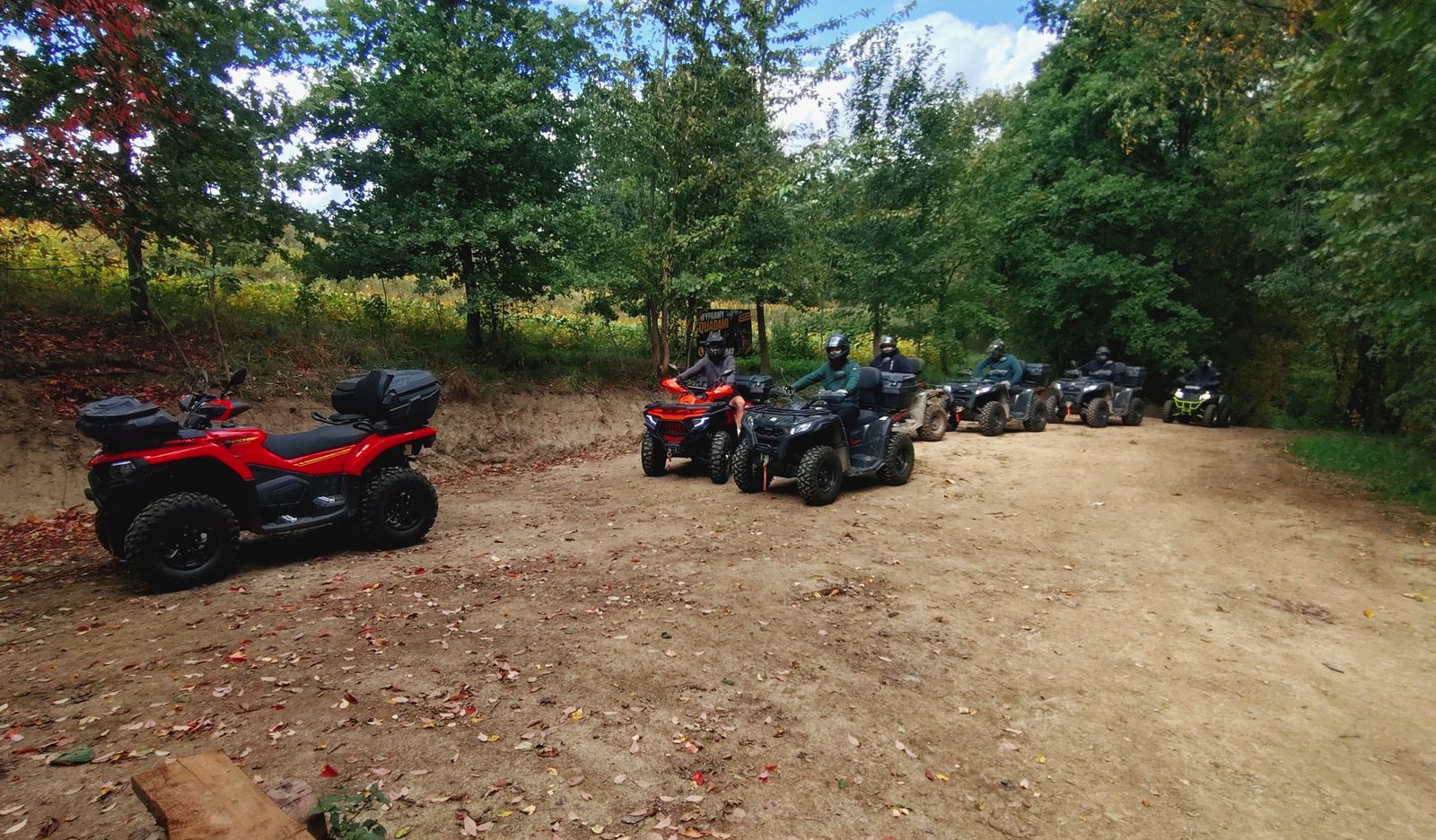 Grupa na quadach 4×4 na leśnej polanie podczas wyprawy Max Moto